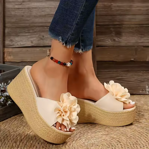 Léger comme l’été - Sandales à plateforme florale